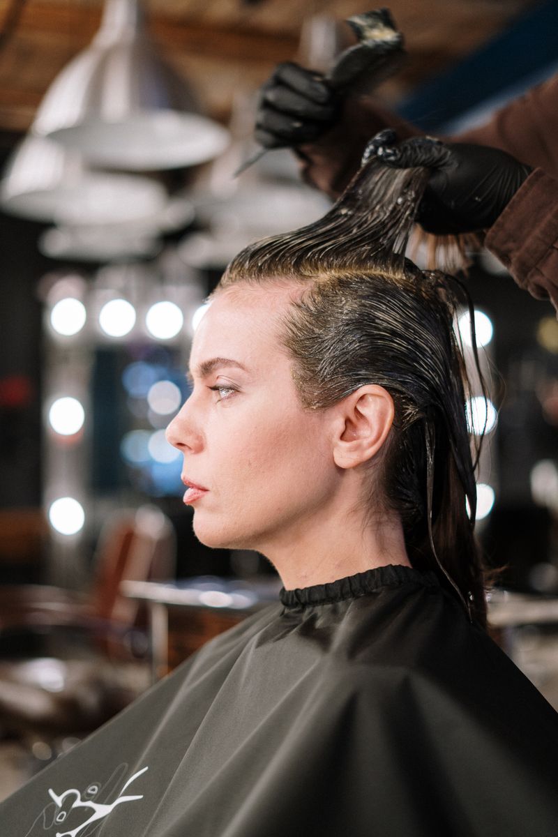 Cabello rubio claro visto de cerca con reflejos fríos y textura natural
